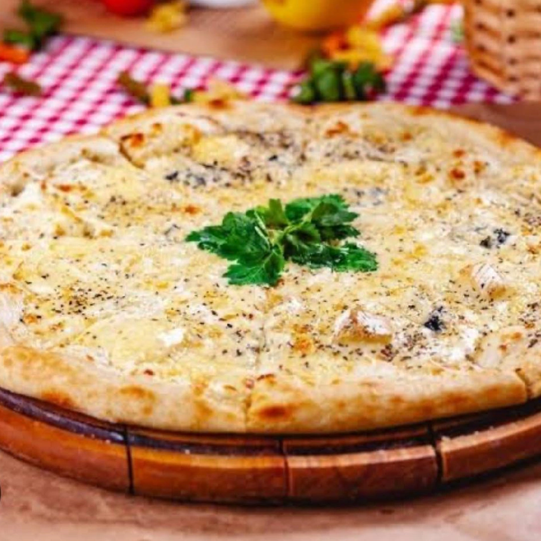 Dört peynirli pizza